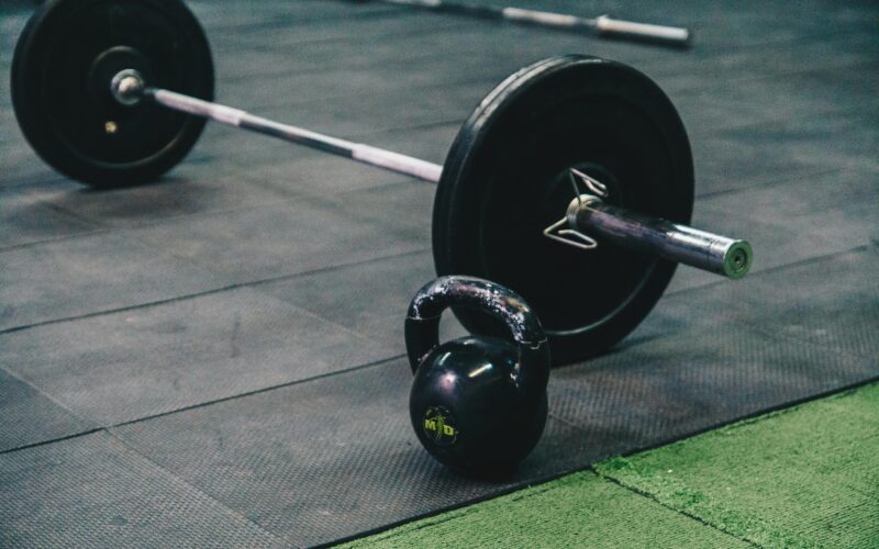Olympic vs Powerlifting Bars: Knurl, Whip, and Sleeve Specs Explained
